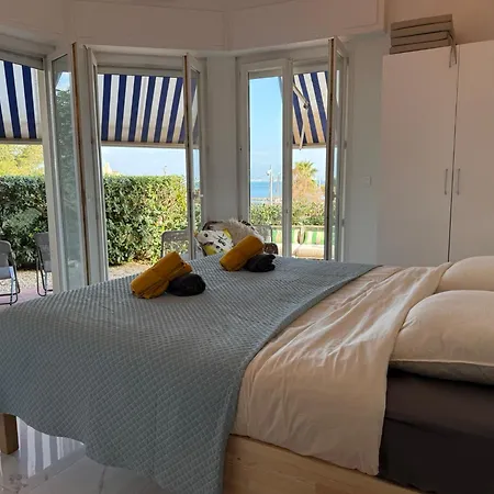 Large Luxury With Garden View Over The Ocean Antibes