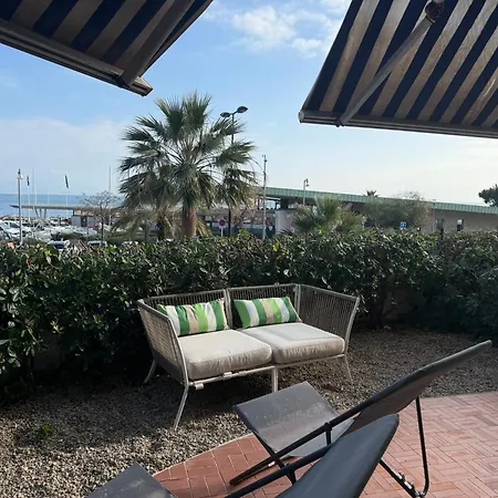 Large Luxury With Garden View Over The Ocean 앙티브