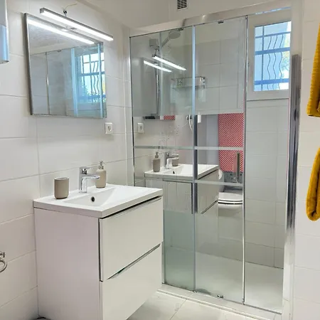 Large Luxury With Garden View Over The Ocean * 앙티브