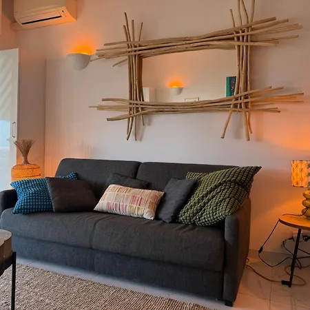 Large Luxury With Garden View Over The Ocean 앙티브