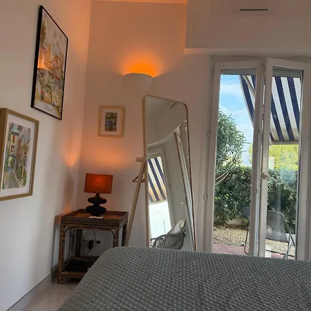 Large Luxury With Garden View Over The Ocean 앙티브