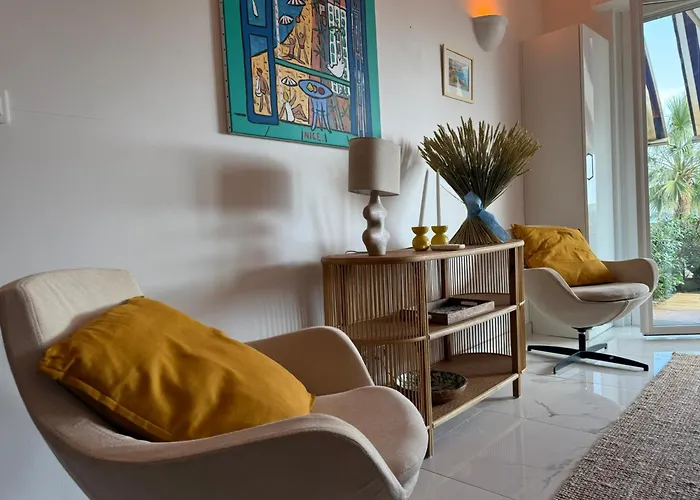 Large Luxury With Garden View Over The Ocean Appartamento Antibes
